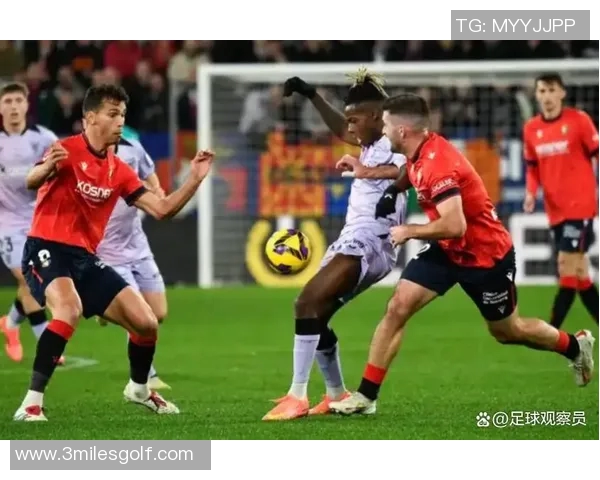 足球明星蒙眼挑战谁能在黑暗中找到球场的目标